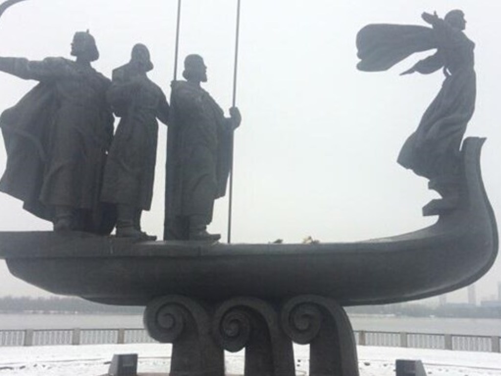 Вандалы повредили памятник основателям Киева на берегу реки (ФОТО)