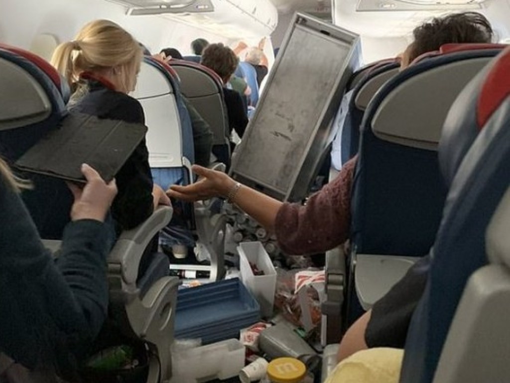 Встряска на борту: американских авиапассажиров напугала сильная турбулентность (ФОТО, ВИДЕО)  