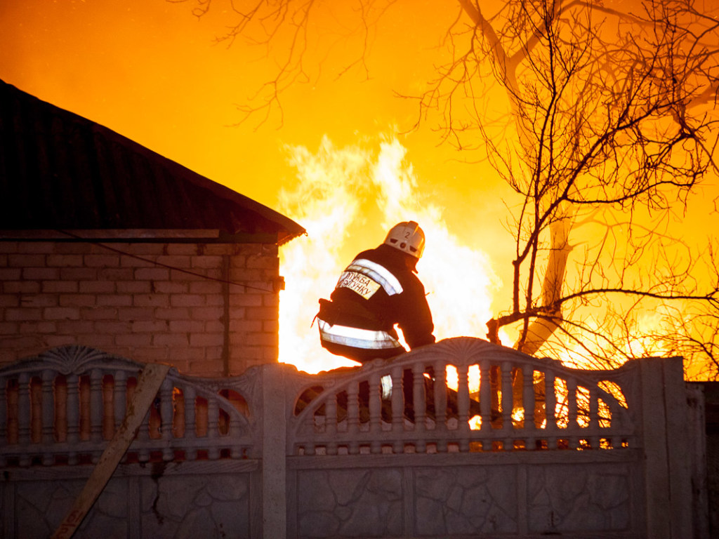 Появились подробности масштабного пожара в Днепре (ФОТО, ВИДЕО)