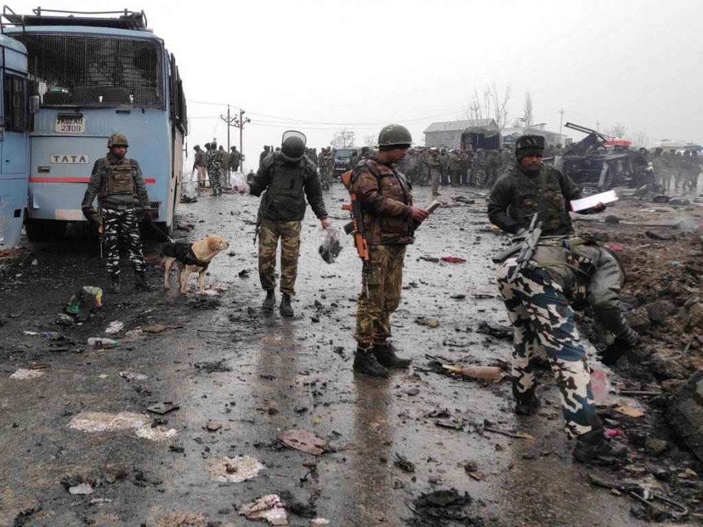  Теракт в Кашмире: 40 индийских военных погибли из-за взрыва автоколонны