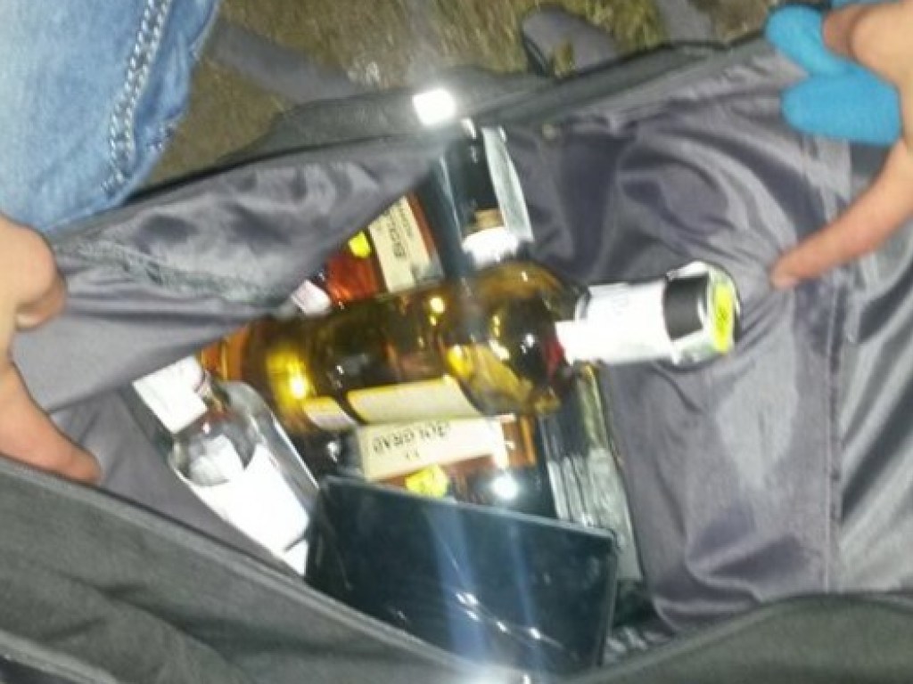 Похитили алкогольные напитки: во Львовской области подростки ограбили магазин (ФОТО)