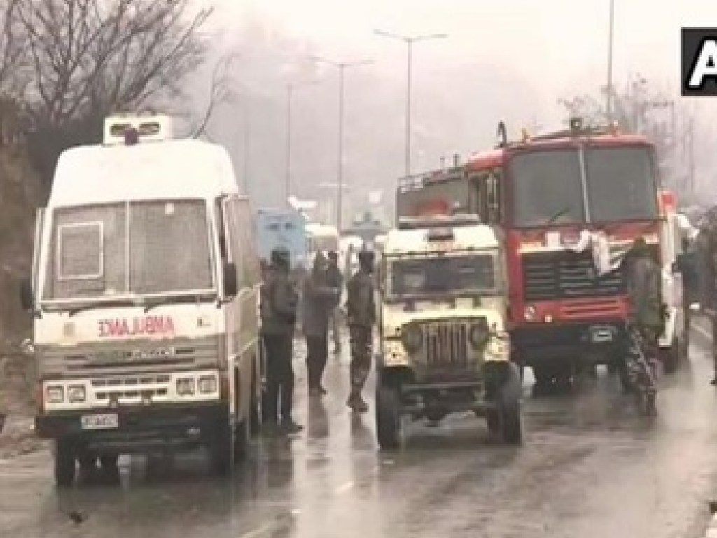 В Индии в результате взрыва погибли 12 полицейских (ФОТО)