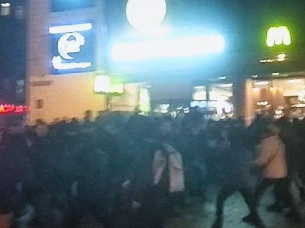 У столичной станции метро «Крещатик» столкнулись немецкие и украинские футбольные фанаты  (ВИДЕО)
