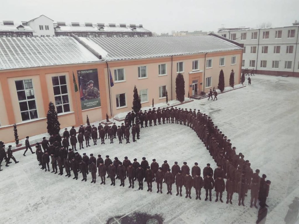 Курсанты из Харькова создали на плацу живой символ Дня Святого Валентина (ФОТО)