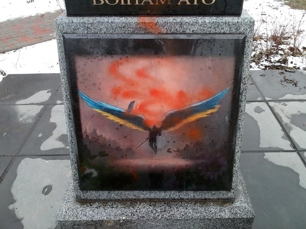Вандалы осквернили памятник воинам АТО на столичной Борщаговке (ФОТО)