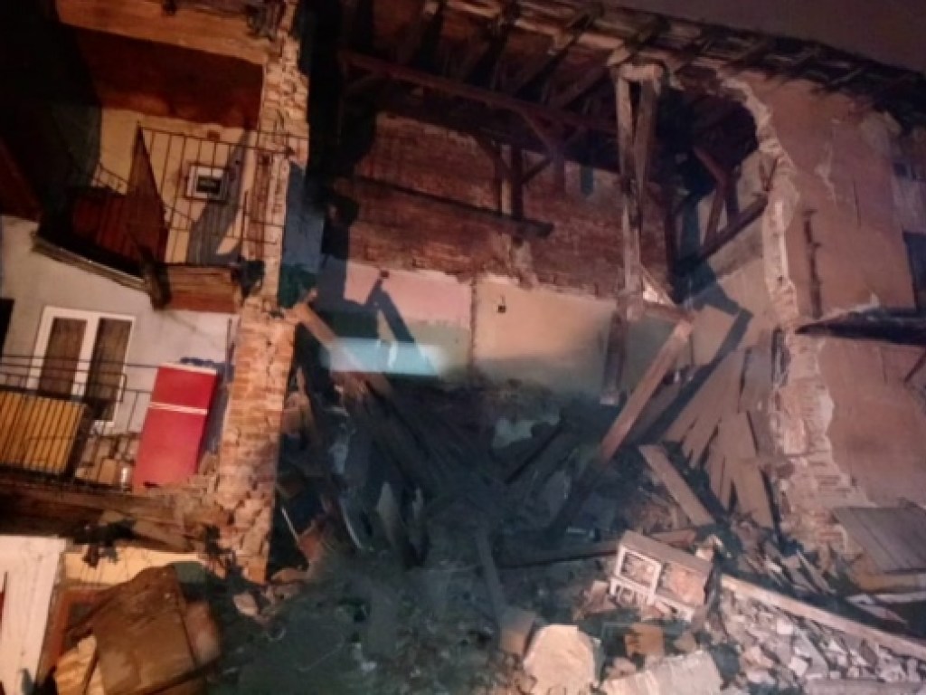 Во Львове частично обрушился многоэтажный дом (ФОТО)