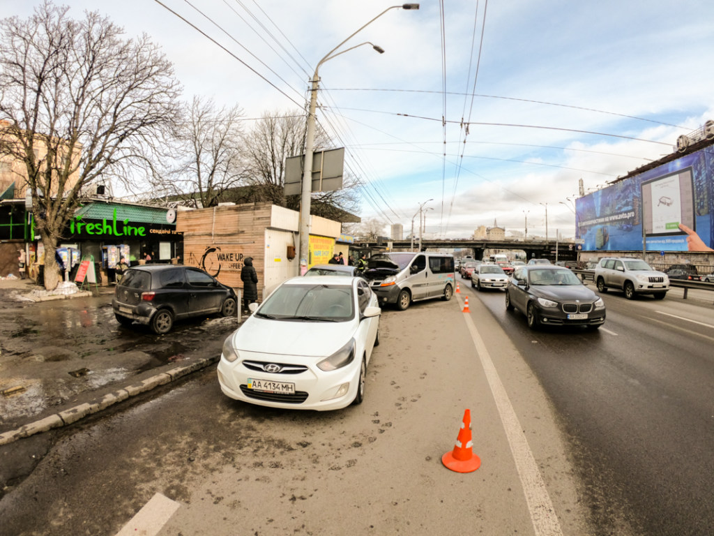 Пьяный водитель Renault устроил тройное ДТП на столичной Шулявке (ФОТО, ВИДЕО)