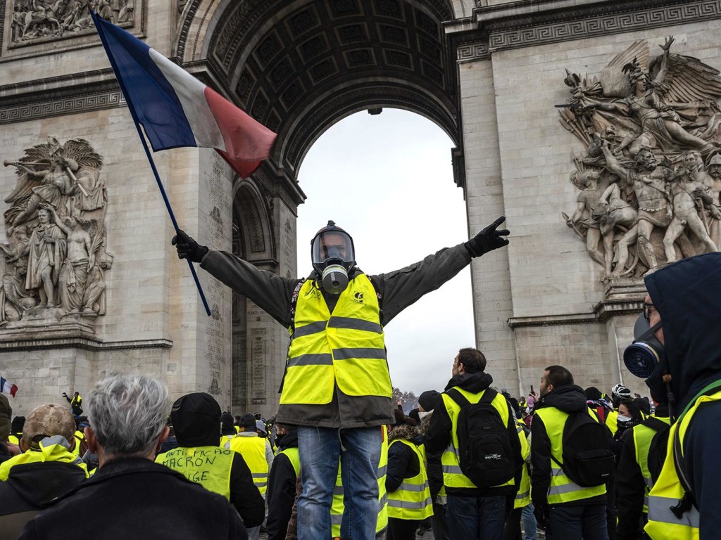 Протесты «желтых жилетов»: Активисты устроили погром в редакции французской газеты