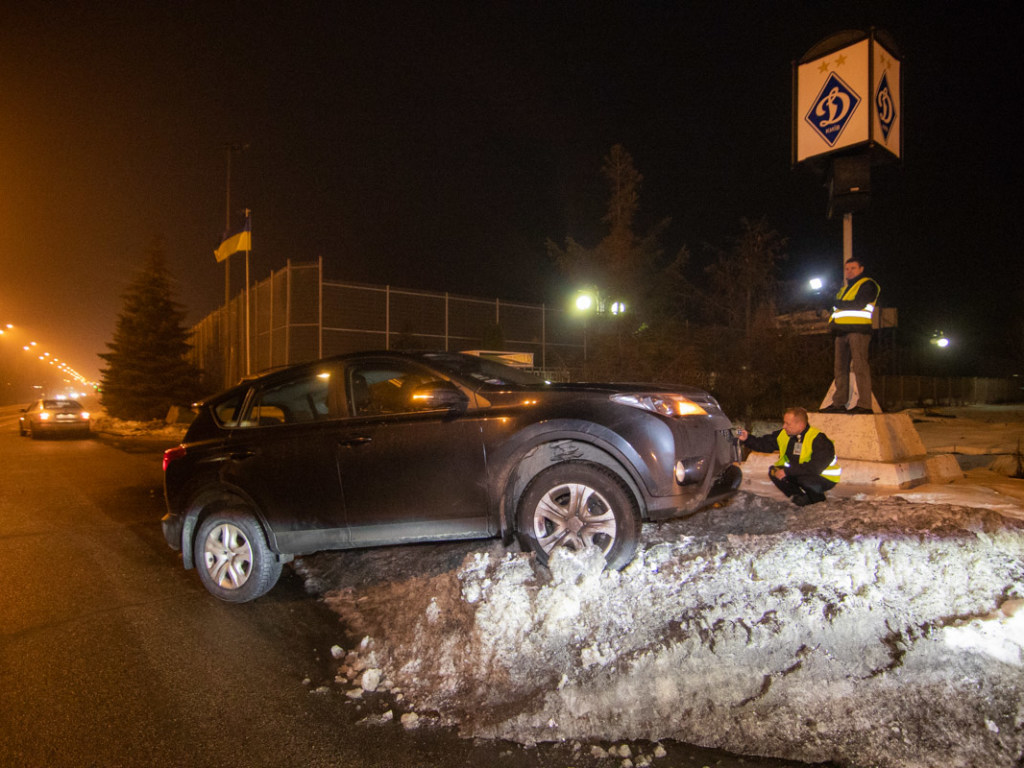 Возле базы «Динамо» в Киеве Mercedes влетел в Toyota, автомобили выбросило в сугроб (ФОТО)