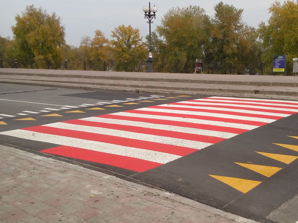 В Николаеве подростки устроили «игры» перед автомобилями на пешеходном переходе (ВИДЕО)