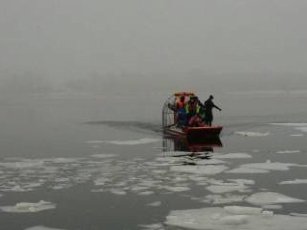 В Киеве на Днепре откололась льдина с рыбаками (ФОТО)