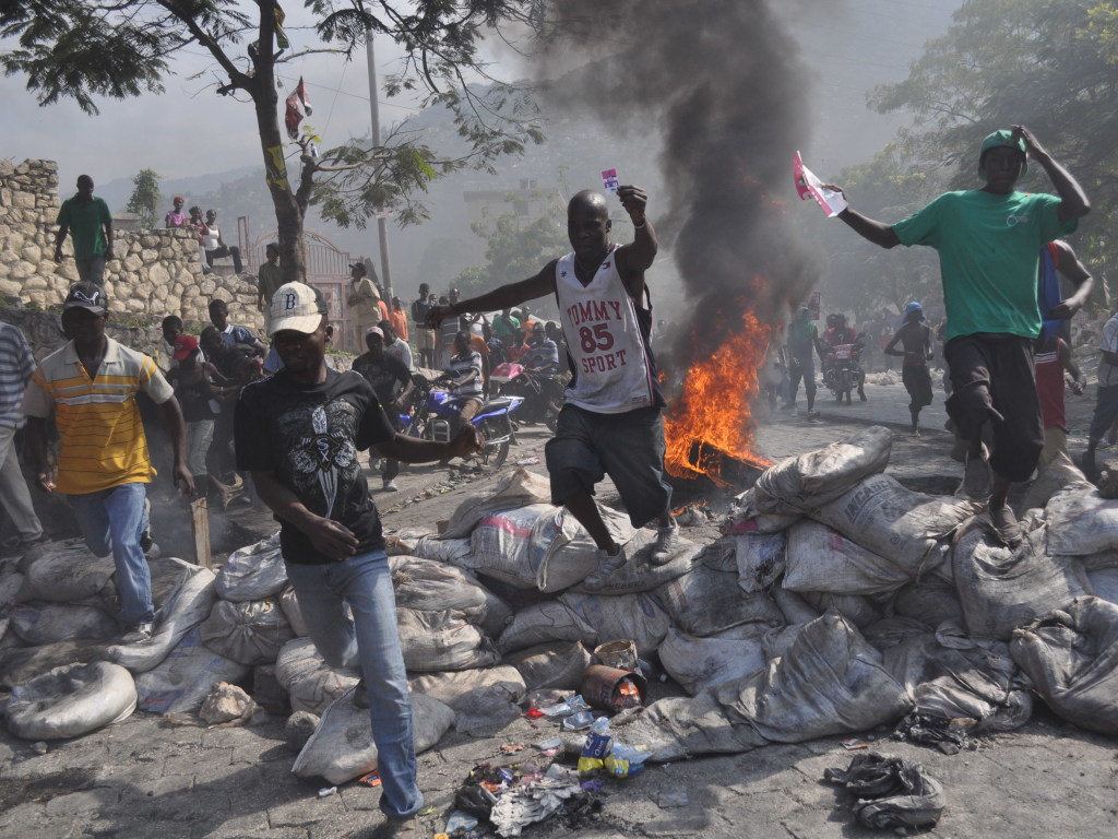 На Гаити начались массовые беспорядки: Посольство США объявило эвакуацию