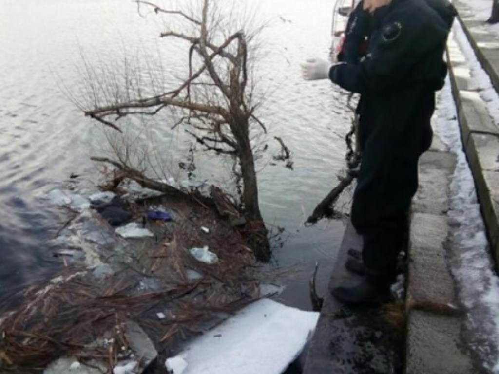 Из Днепра возле моста Метро в Киеве достали тело женщины (ФОТО)