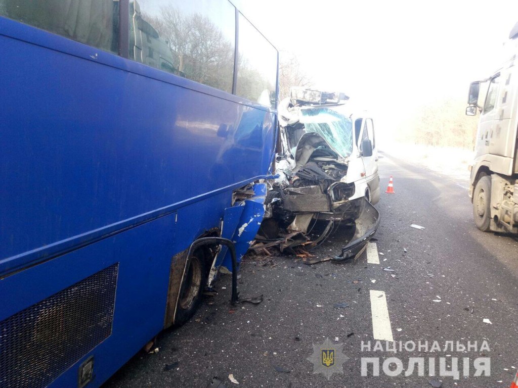 Бус превратился в металлолом: На трассе в Харьковской области Mercedes Sprinter влетел в автобус на остановке (ФОТО)
