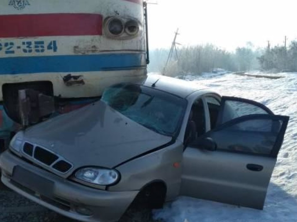 При столкновении Daewoo и электрички в Харьковской области погиб 74-летний мужчина (ФОТО)