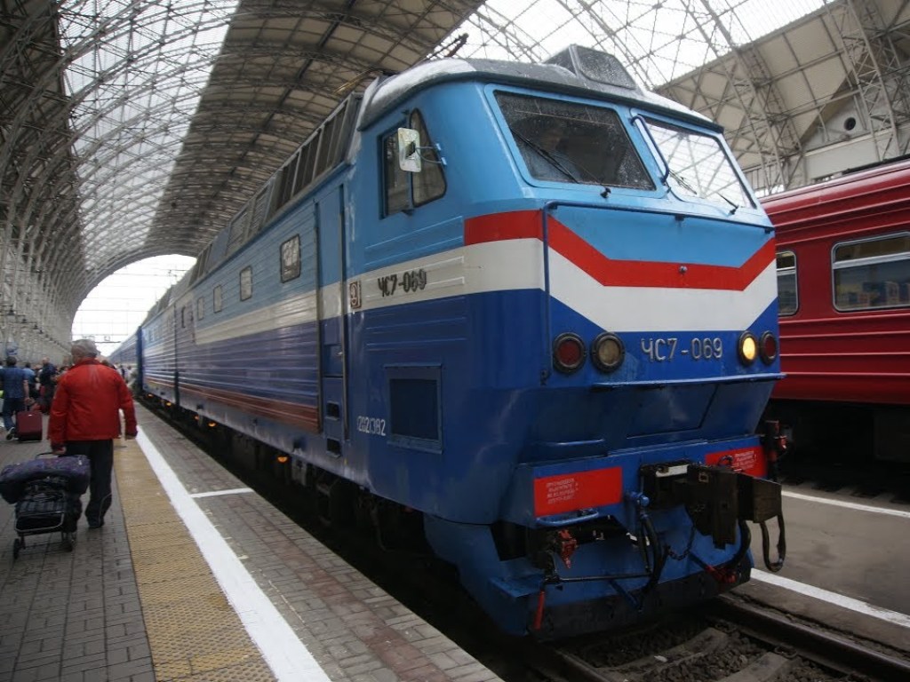 Выстрел в ногу: «Укрзализныця» сократила частоту курсирования второго по прибыльности поезда международного сообщения