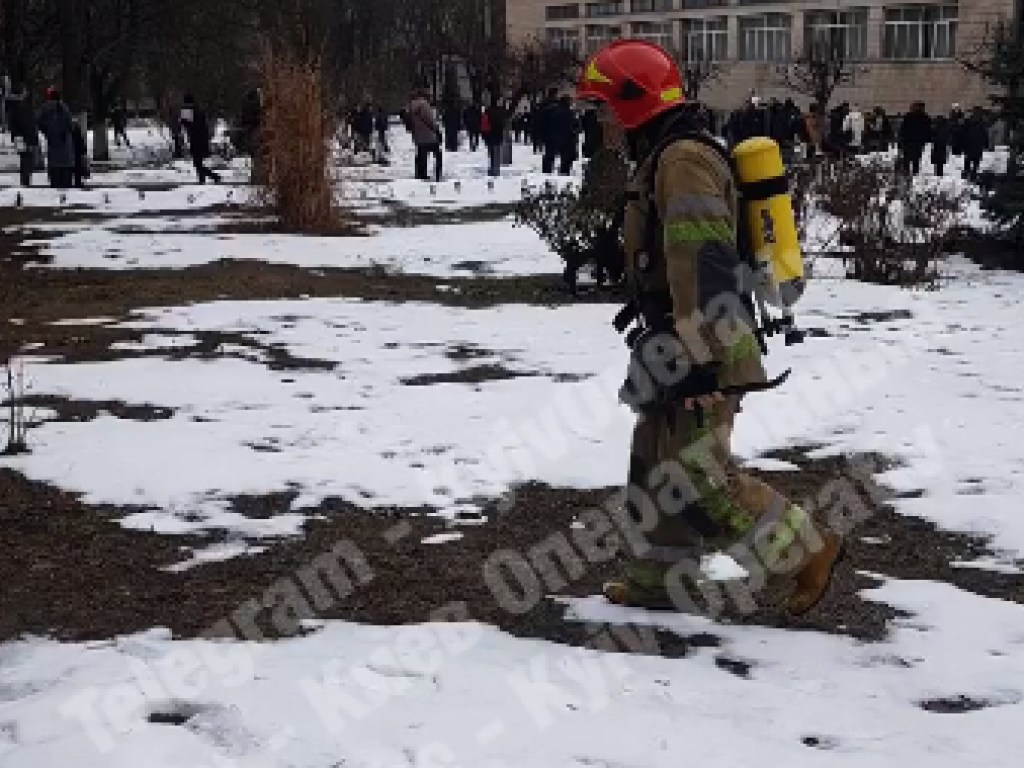 В Киеве загорелся корпус НАУ (ФОТО)