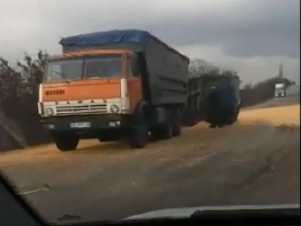 В Николаевской области перевернулся прицеп КамАЗа: трассу засыпало кукурузой (ВИДЕО)