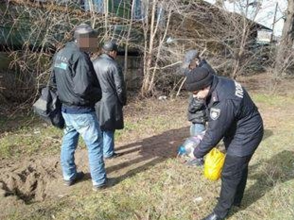 Участковые вылили на землю 10 литров самогона в Николаеве (ФОТО)