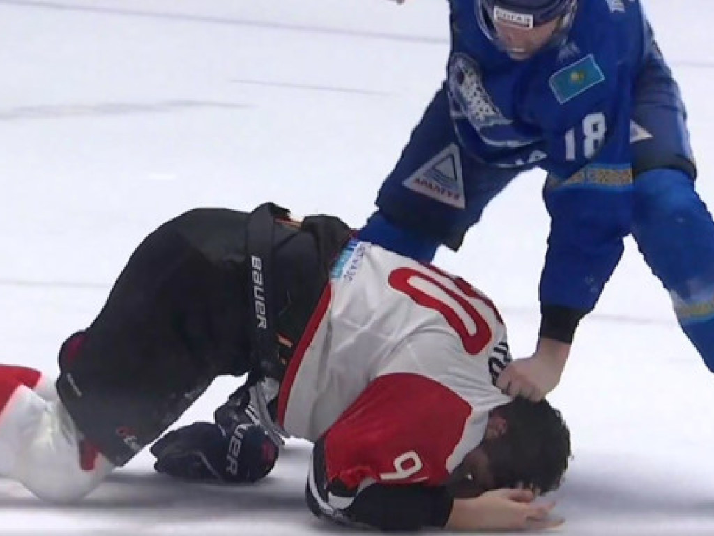 Хоккеист из Казахстана отправил россиянина в нокдаун ударом в голову прямо во время матча (ВИДЕО)