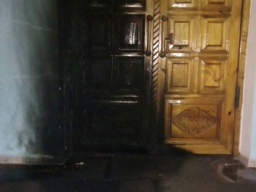 В Кривом Роге подожгли двери храма УПЦ МП и оставили нацистские знаки (ФОТО)