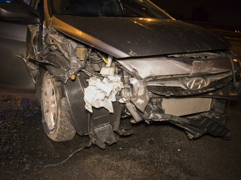 В Киеве водитель Subaru врезался в Hyundai и скрылся с места ДТП (ФОТО, ВИДЕО)
