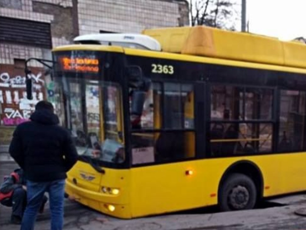 В Киеве на улице Чернобыльской под троллейбусом провалился асфальт (ФОТО)