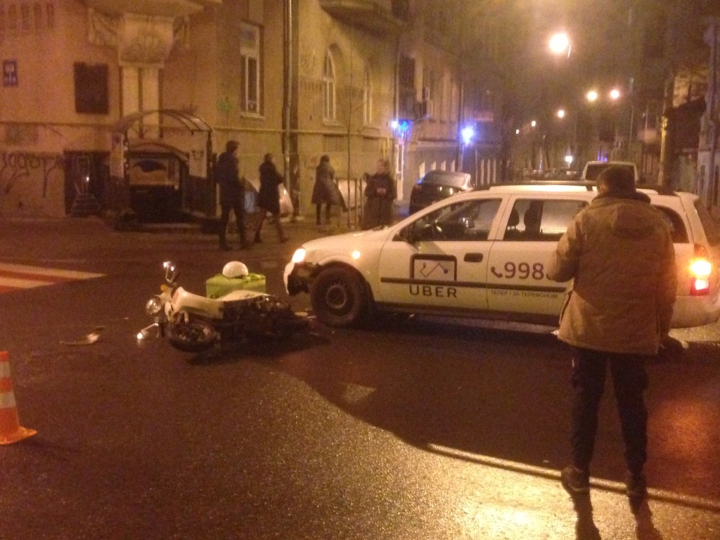 В центре Киева такси Uber протаранил курьера UberEats (ФОТО)