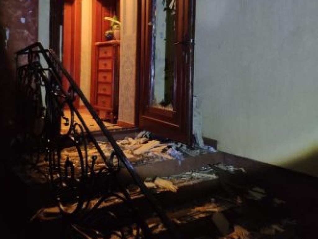 На Закарпатье из гранатомета обстреляли дом матери известного бизнесмена (ФОТО)