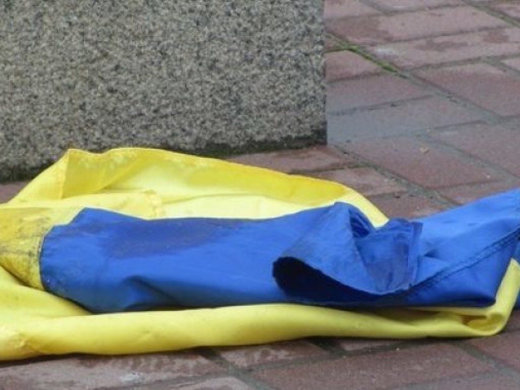 В Житомирской области мужчина совершил надругательство над государственным флагом Украины