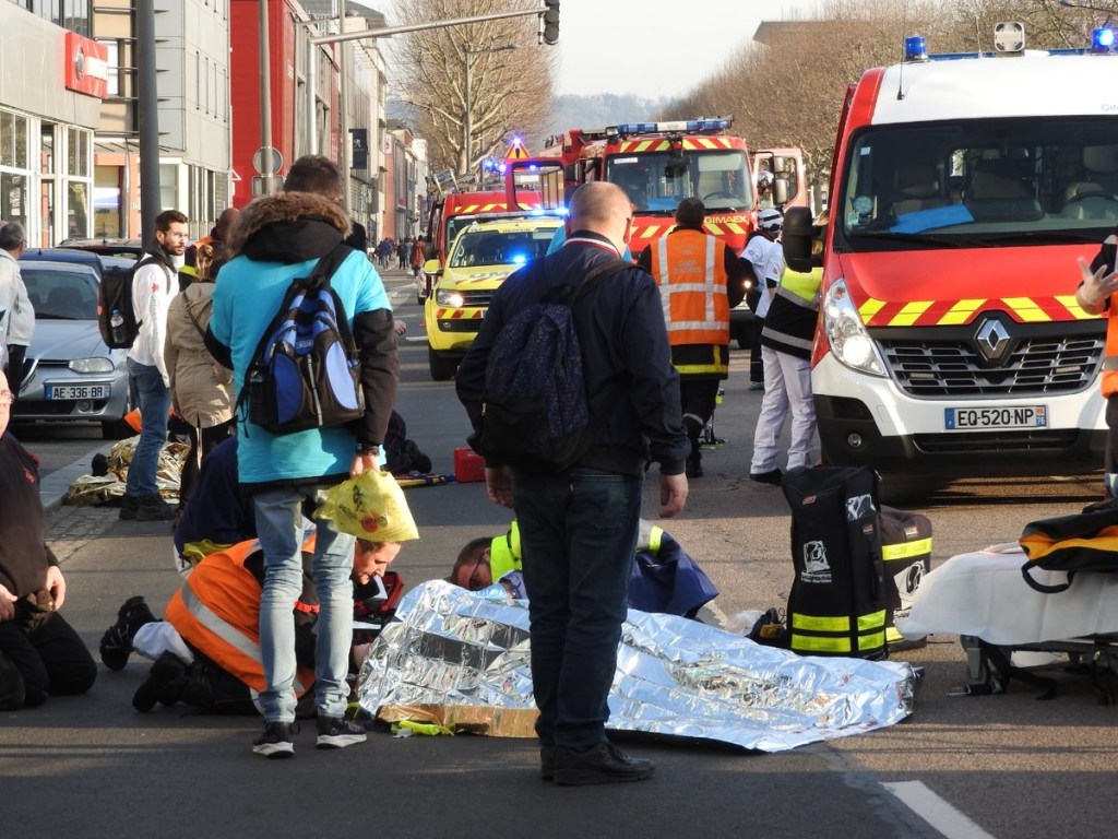 Во Франции автомобиль сбил участников акции «жёлтых жилетов» (ВИДЕО)