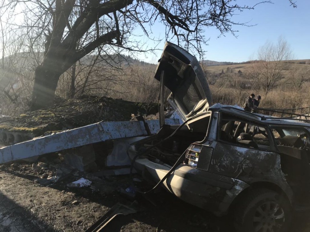 Во Львовской области Volkswagen снес пост пограничников: двое погибших (ФОТО)