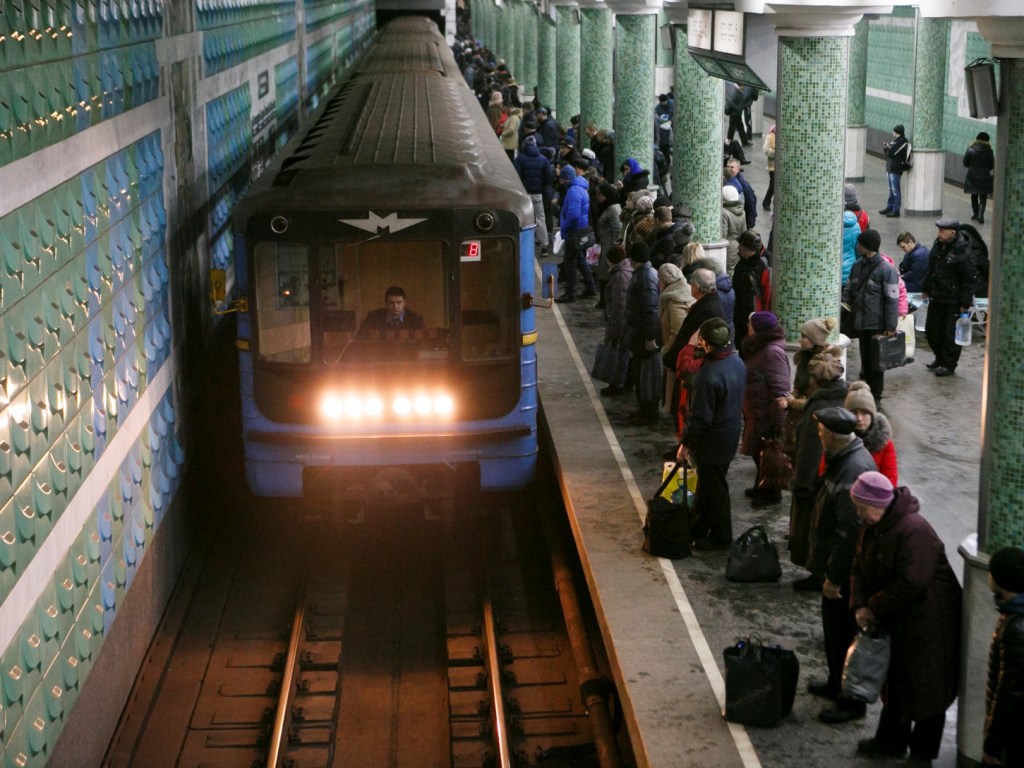 Опасные забавы: в харьковском метро подростки проехались в вагоне с открытой дверью (ВИДЕО)