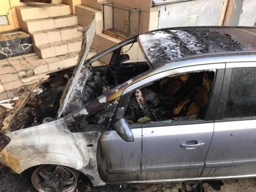 Неизвестные в Одессе сожгли автомобиль краеведа (ФОТО)