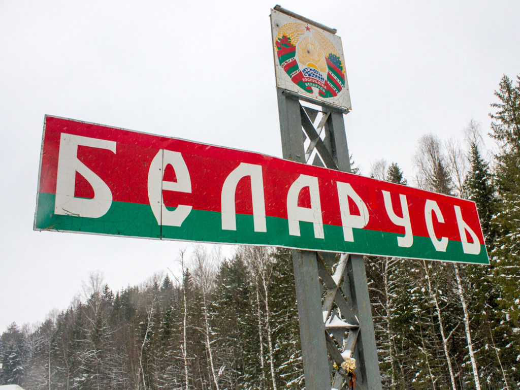 Политолог пояснил решение Беларуси усилить контроль на границе с Украиной  