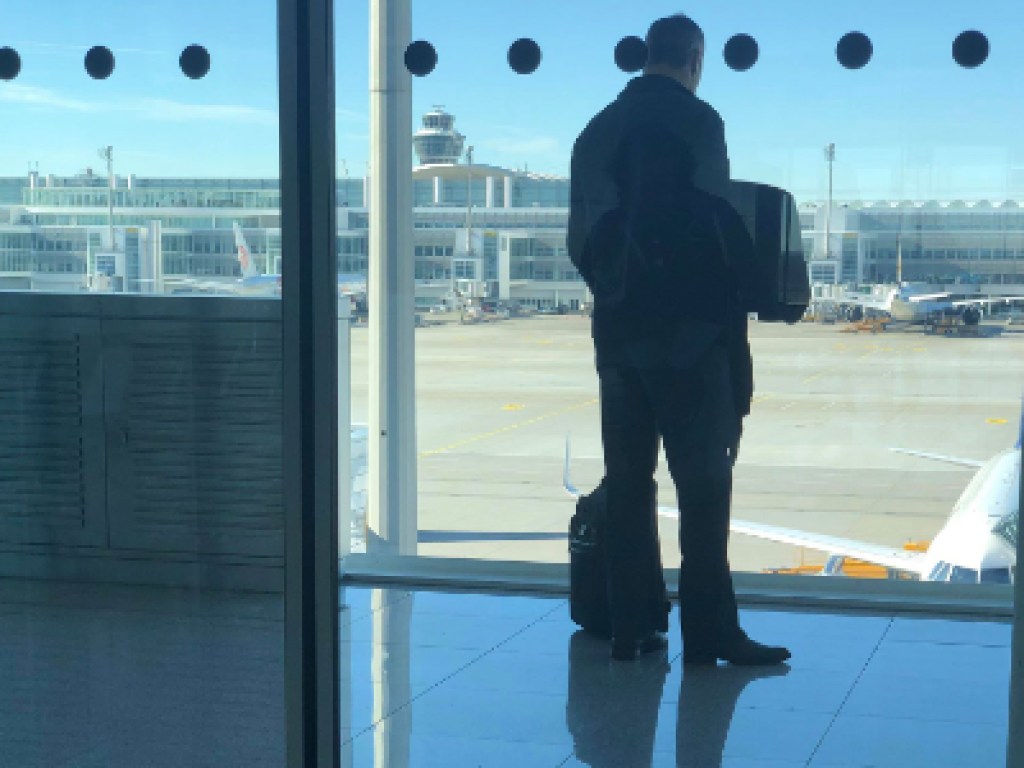 Одинокого Кличко заметили в аэропорту Мюнхена (ФОТО)