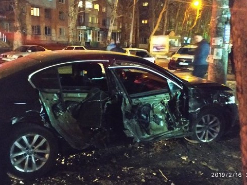 ДТП в Херсоне: у супермаркета пьяный водитель Volkswagen врезался сразу в три автомобиля (ФОТО, ВИДЕО)