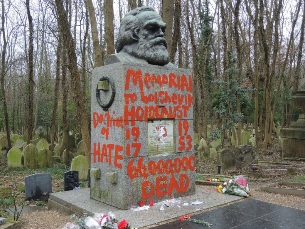 Могилу Карла Маркса в Лондоне повредили второй раз за две недели (ФОТО)
