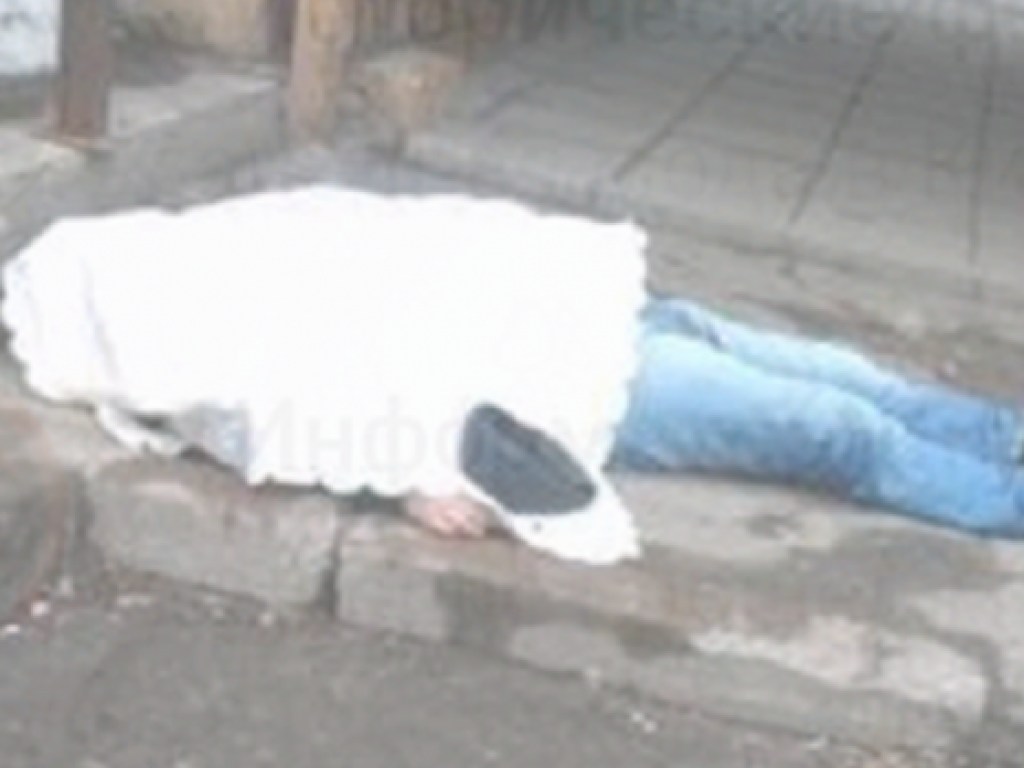 В Кременчуге возле рынка умер мужчина (ФОТО)