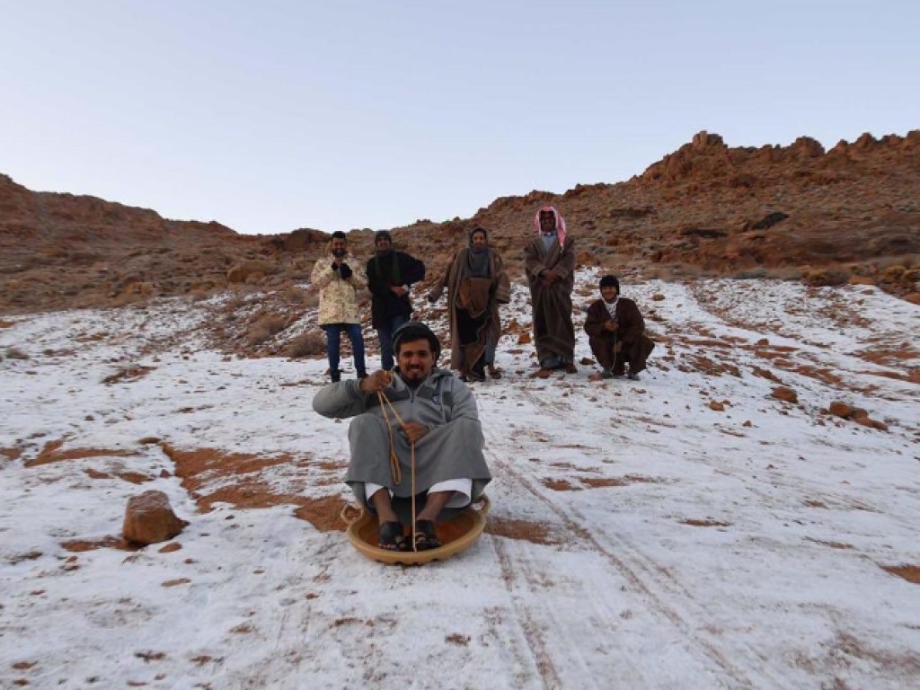 По песку на санках: В Саудовской Аравии выпал снег (ФОТО)