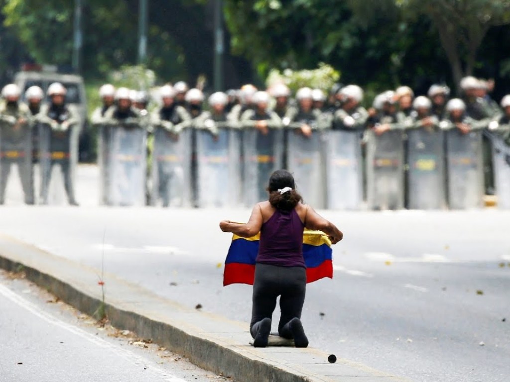 Кризис в Венесуэле: В страну не пустили европейских депутатов
