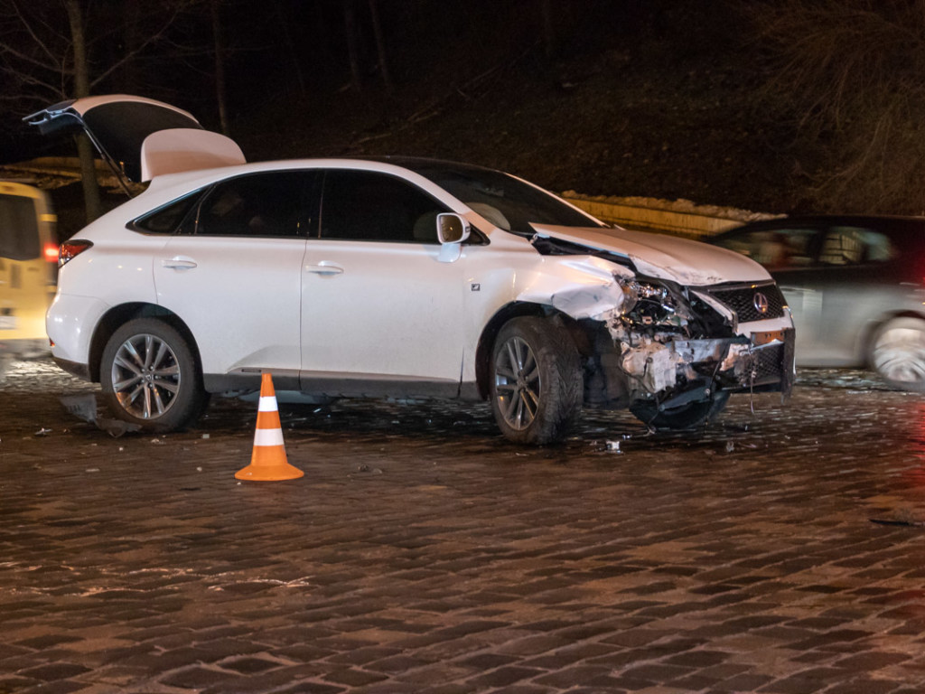 В Киеве Lexus врезался в грузовой Volkswagen, одна машина перевернулась (ФОТО, ВИДЕО)
