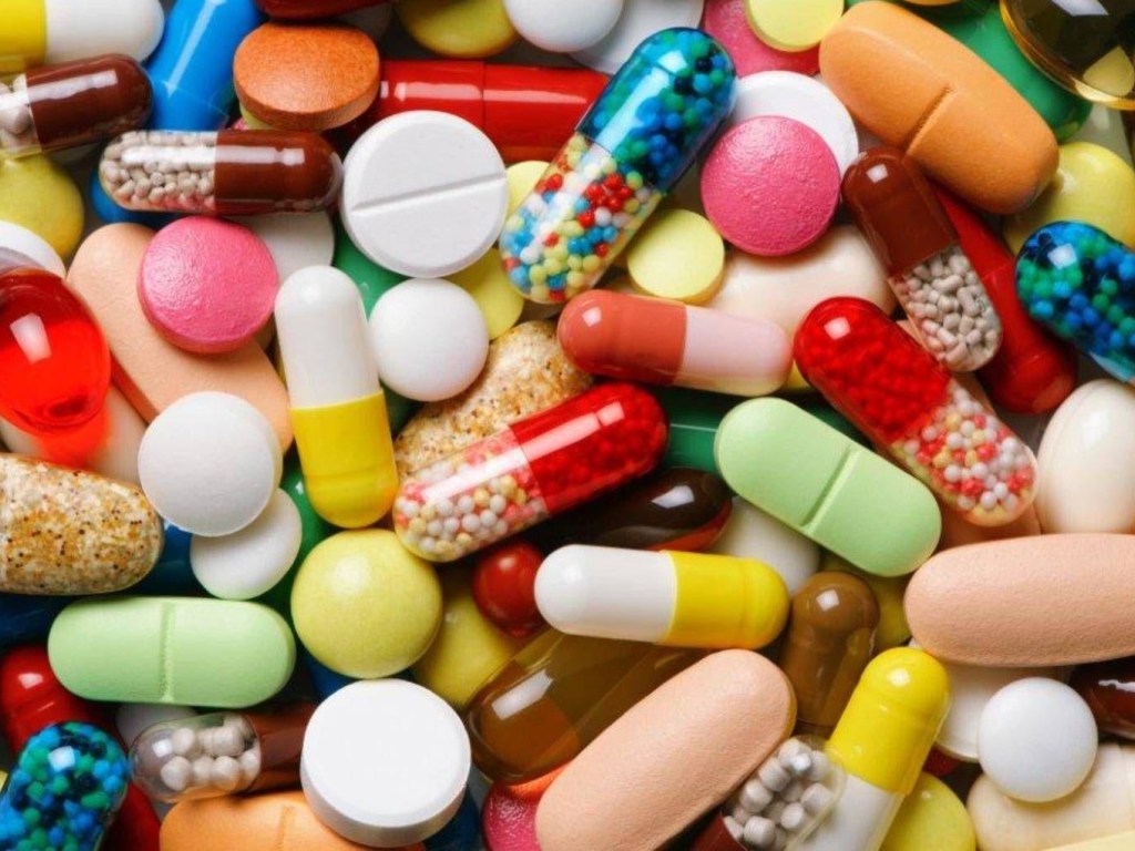 СМИ: Аптеки прячут от украинцев более дешевые лекарства