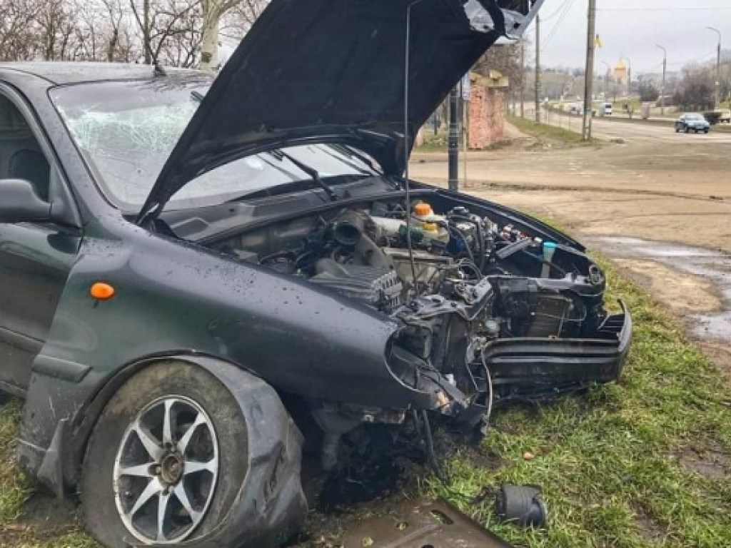 В Бердянске автомобиль влетел в рекламный щит: водителя госпитализировали (ФОТО)