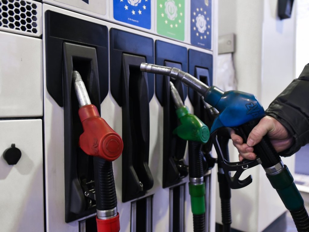 Эксперт объяснил изменение цен на бензин на отдельных АЗС