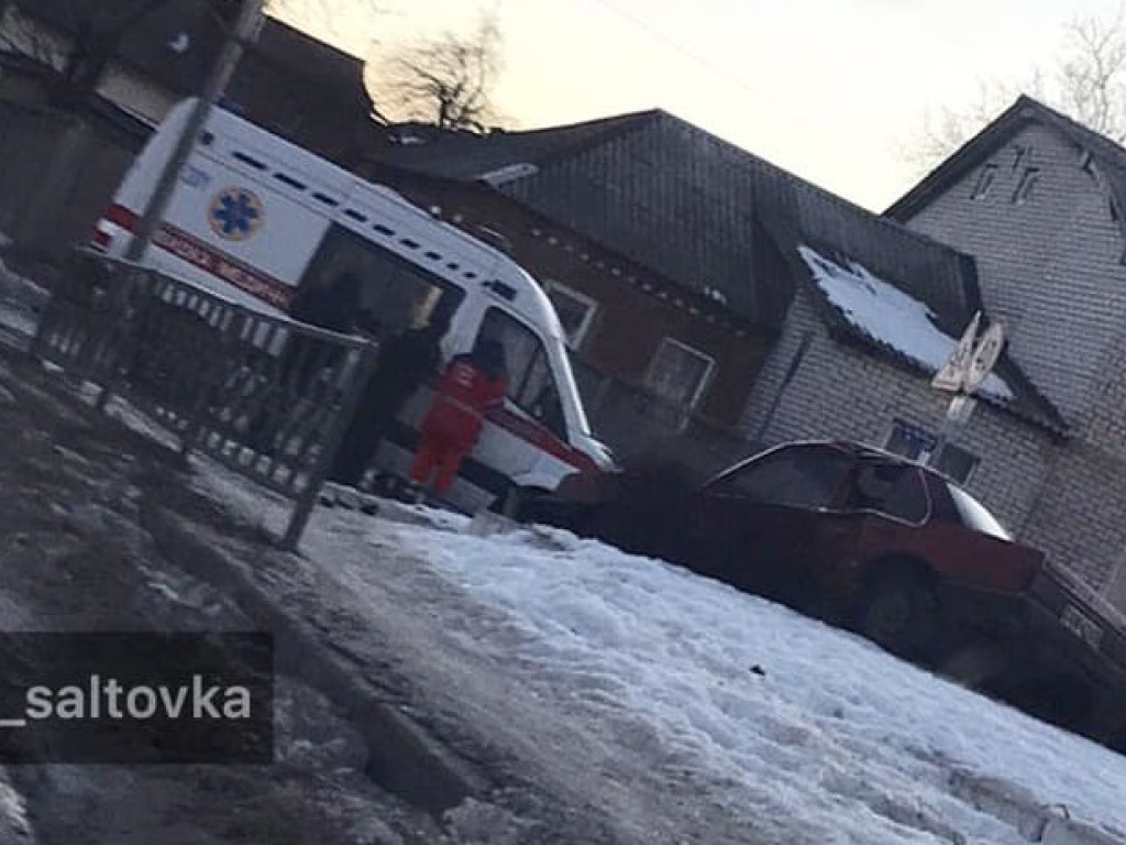 В Харькове автомобиль вылетел с дороги: на место ДТП приехала скорая (ФОТО)