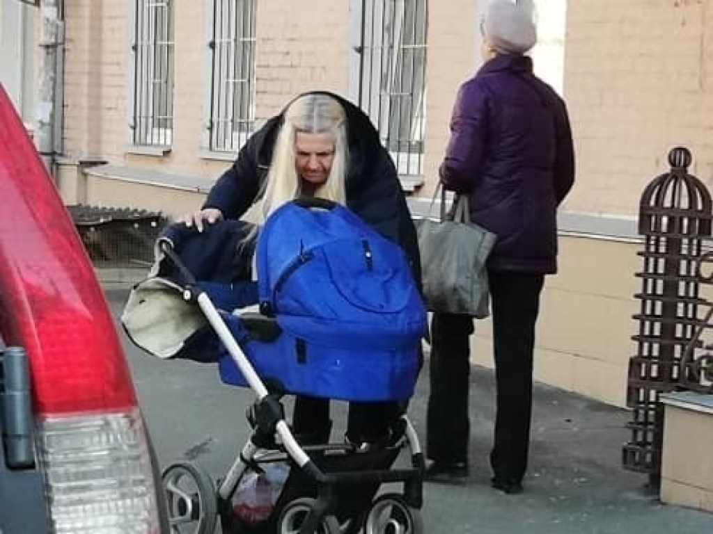 «Дома пожрёшь!»: В Киеве женщина посреди улицы кричала матом на младенца (ФОТО)