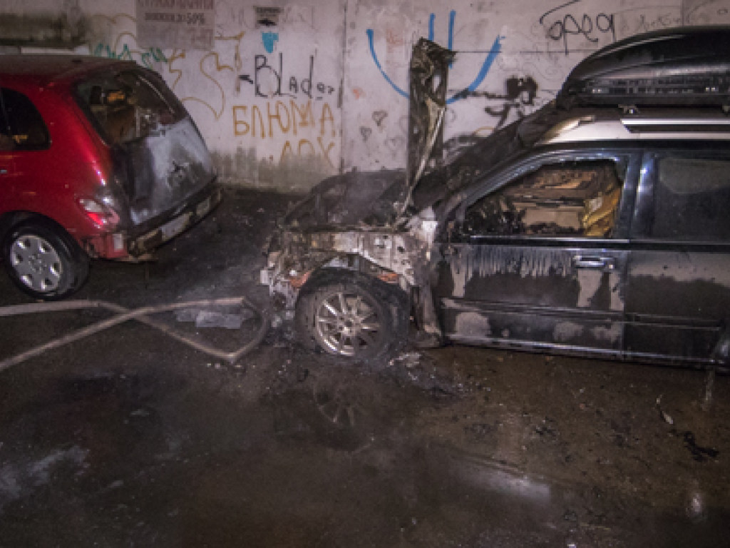 На столичном Подоле ночью сгорели два кроссовера (ФОТО, ВИДЕО)