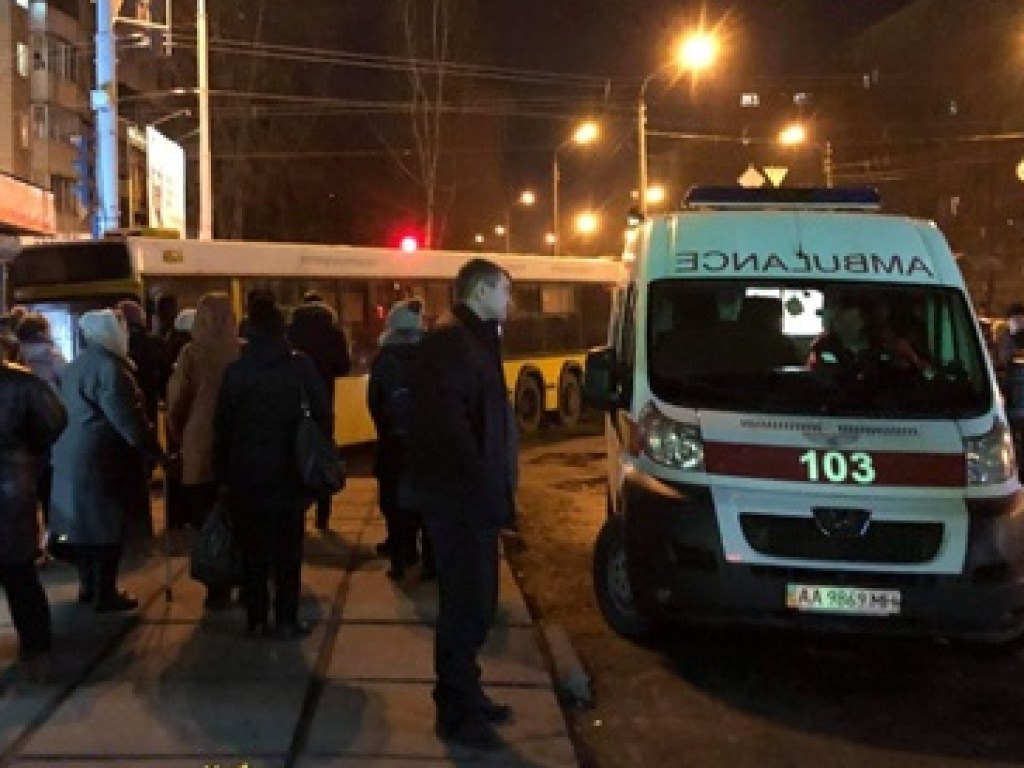 Водителю стало плохо:  в Киеве автобус врезался в магазин (ФОТО)