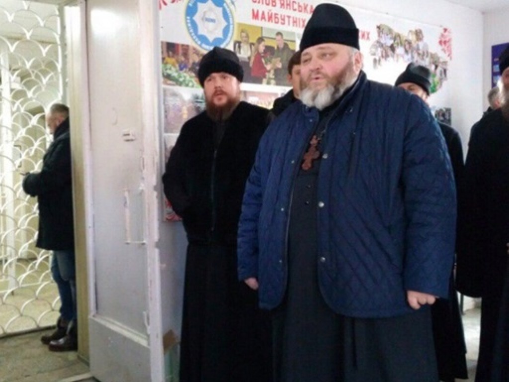 На Донбассе задержали митрополита УПЦ МП: священнослужитель заговорил о давлении со стороны власти (ФОТО)